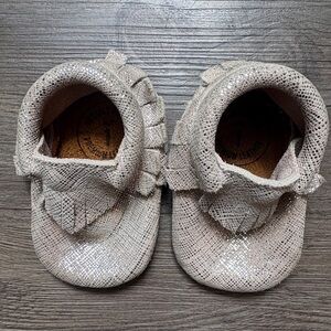 Freshly Picked Infants Leather Fringe Moccasins In Metallic Size 1 3-6 M